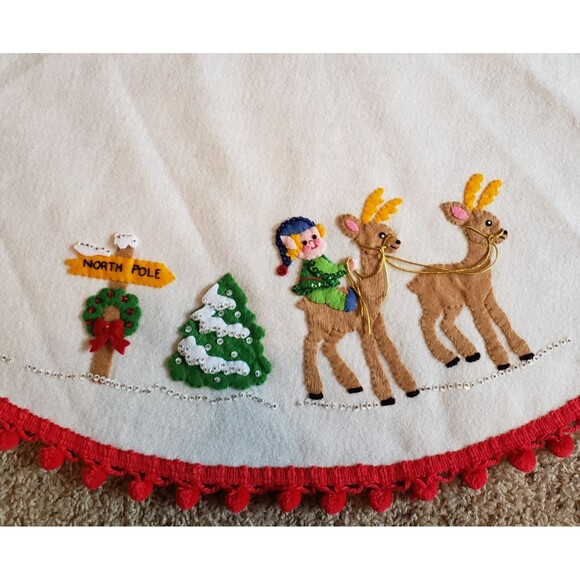 Vintage Handmade Felt Applique Tablecloth Tree Skirt Santa Elves Ball Fringe 45" - Picture 4 of 8